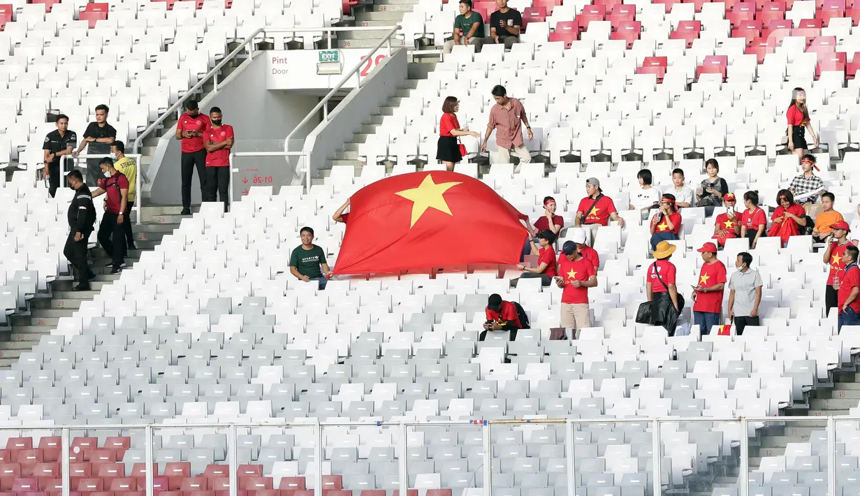 Suporter tim Vietnam saat menyaksikan laga timnas Indonesia melawan Vietnam pada semifinal leg pertama Piala AFF 2022 di Stadion Utama Gelora Bung Karno, Jakarta, Jumat (6/1/2023). Indonesia akan melakoni laga tandang semifinal Piala AFF 2022 melawan Vietnam pada Senin (9/1). (Liputan6.com/Helmi Fithriansyah)