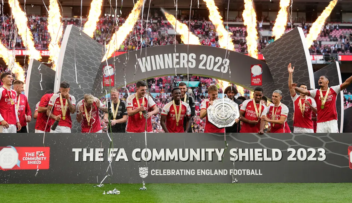 Para pemain Arsenal merayakan kemenangan dalam pertandingan sepak bola final Community Shield FA Inggris antara Arsenal dan Manchester City di Stadion Wembley, London, Inggris, Minggu (6/8/2023). (AP Photo/Kirsty Wigglesworth)