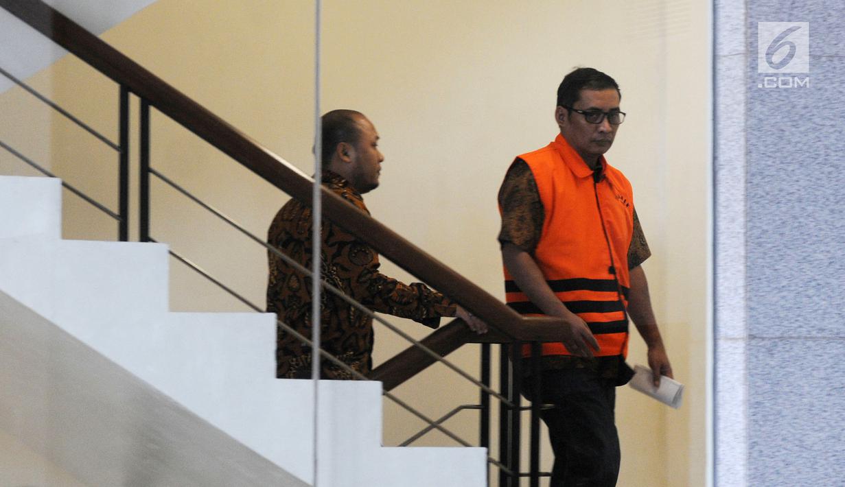 Bupati Tulungagung nonaktif Syahri Mulyo (kanan) akan menjalani pemeriksaan KPK, Jakarta, Jumat (3/8). Syahri diperiksa untuk pengembangan dugaan suap dari pengusaha Susilo Prabowo terkait proyek infrastruktur di Tulungagung. (Merdeka.com/Dwi Narwoko)