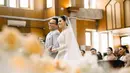 <p>Anak Hotman Paris, Fritz Hutapea telah resmi menikah dengan sang kekasih, Chen Giovani. Di acara ini, baik pengantin, maupun anggota keluarga tampil menawan, termasuk para mama dari kedua belah pihak. [Foto: Instagram/fcgweddings]</p>