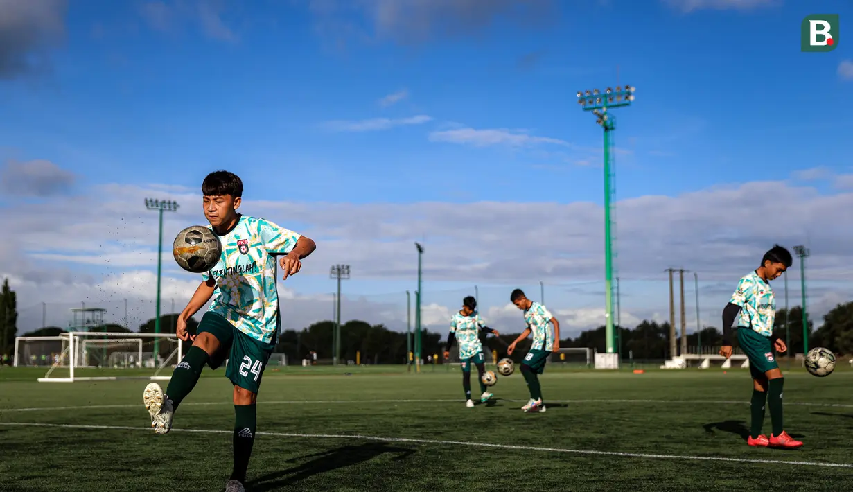 Pemain-pemain dari Korea-Korea Selecao tengah berlatih dengan bola di akademi Sporting CP, Lisbon, Portugal, Jumat (22/11/2024). Ini merupakan akademi di mana Cristiano Ronaldo ditempa ketika masih muda. (Bola.com/Bagaskara Lazuardi)
