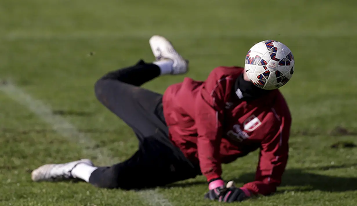 Aksi kiper Peru, Diego Penny saat berlatih untuk turnamen Copa America.  (REUTERS/Ueslei Marcelino)  