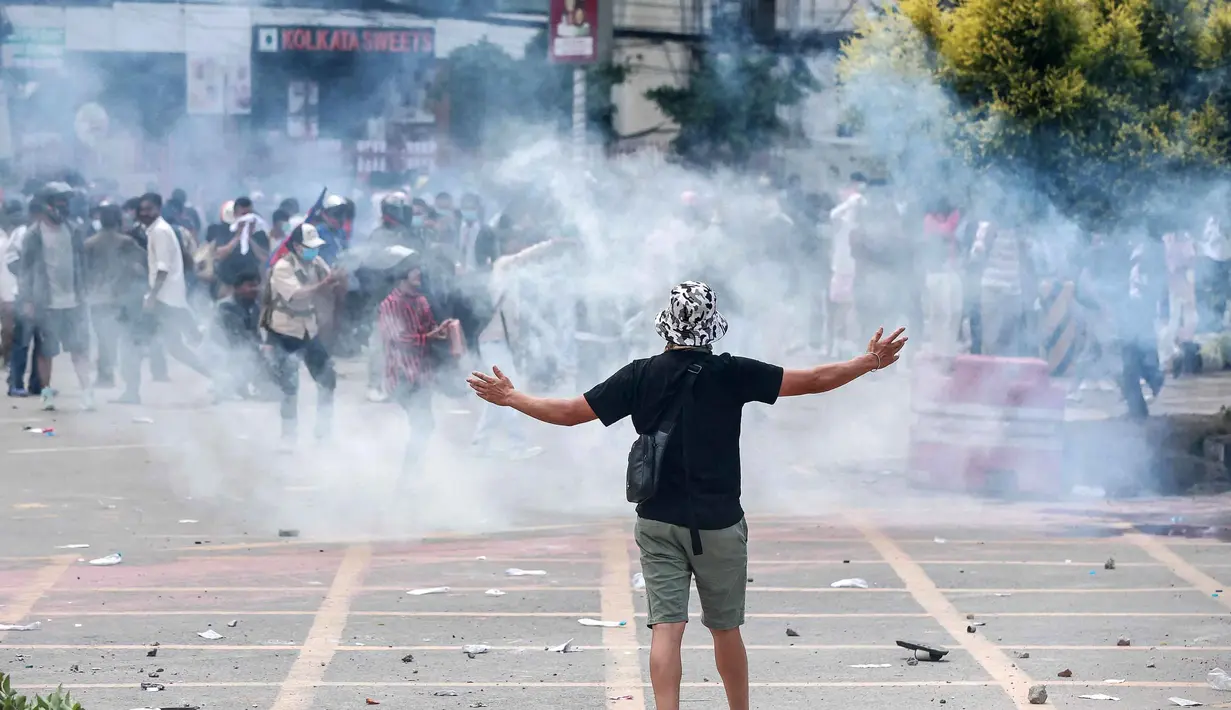 Ribuan orang yang mayoritas anak-anak muda di Nepal menggelar aksi unjuk rasa sebagai bentuk perlawanan atas kebijakan pemerintah yang dianggap mengekang kebebasan pada Senin pada 8 September 2025. (PRABIN RANABHAT/AFP)