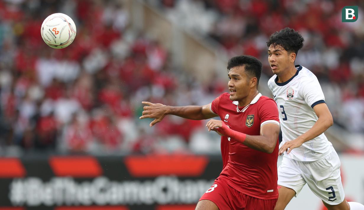 <p>Pemain Timnas Indonesia,&nbsp;Muhammad Rafli (kiri) berebut bola dengan pemain Kamboja,&nbsp;Choun Chanchav dalam laga Grup A Piala AFF 2022 di Stadion Utama Gelora Bung Karno, (SUGBK), Jumat (23/12/2022). (Bola.com/Bagaskara Lazuardi)</p>