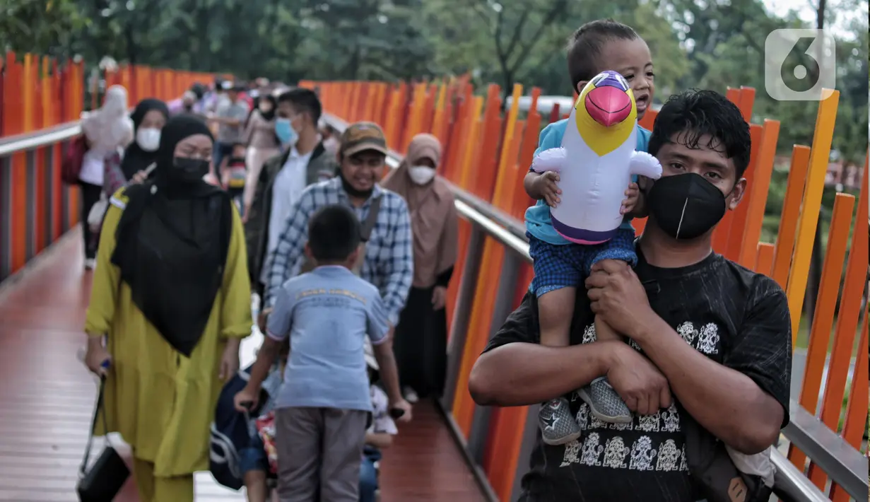 <p>Warga saat berkunjung ke Taman Tebet Eco Park, Tebet, Jakarta Selatan, Kamis (5/5/2022). Setelah resmi dibuka untuk umum usai direvitalisasi, Tebet Eco Park menjadi salah satu alternatif wisata bagi warga Jakarta untuk mengisi waktu libur Idul Fitri 1443 H bersama keluarga. (merdeka.com/Iqbal S. Nugroho)</p>