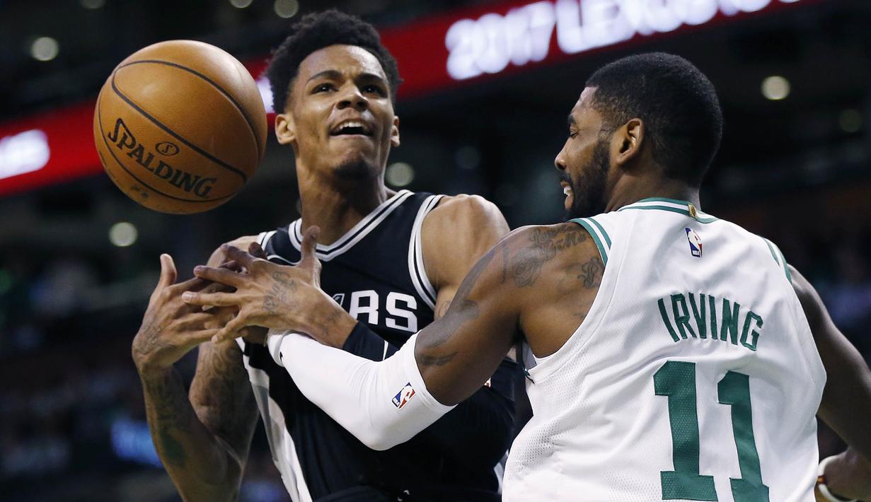 Pebasket Boston Celtics, Kyrie Irving, merebut bola dari pebasket San Antonio Spurs, Dejounte Murray, pada laga NBA di TD Garden, Boston, Senin (30/10/2017). Celtics menang 108-94 atas Spurs. (AP/Michael Dwyer)
