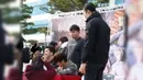 Saat ada penggemar yang berlutut saat menunggu tanda tangannya, Lee Seung Hoon pun juga ikut berlutut. (Foto: kpopmap.com)