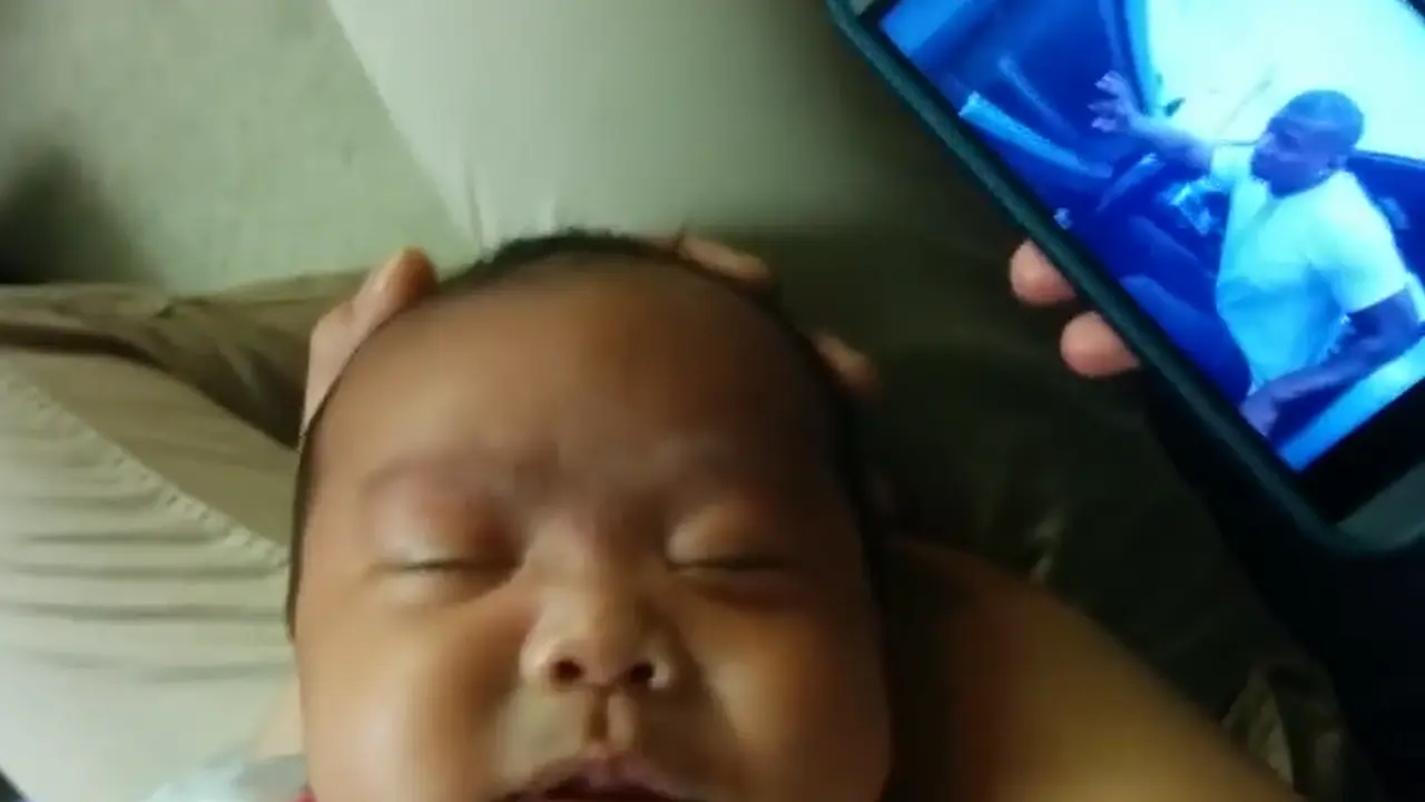 Bayi Berhenti Nangis Saat Dengar Lagu Hip Hop