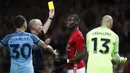 Gelandang Manchester United, Paul Pogba, menerima kartu kuning saat melawan Manchester City pada laga Piala Liga di Stadion Old Trafford, Inggris, Rabu (26/10/2016). MU menang 1-0 atas City. (Reuters/Jason Cairnduff)