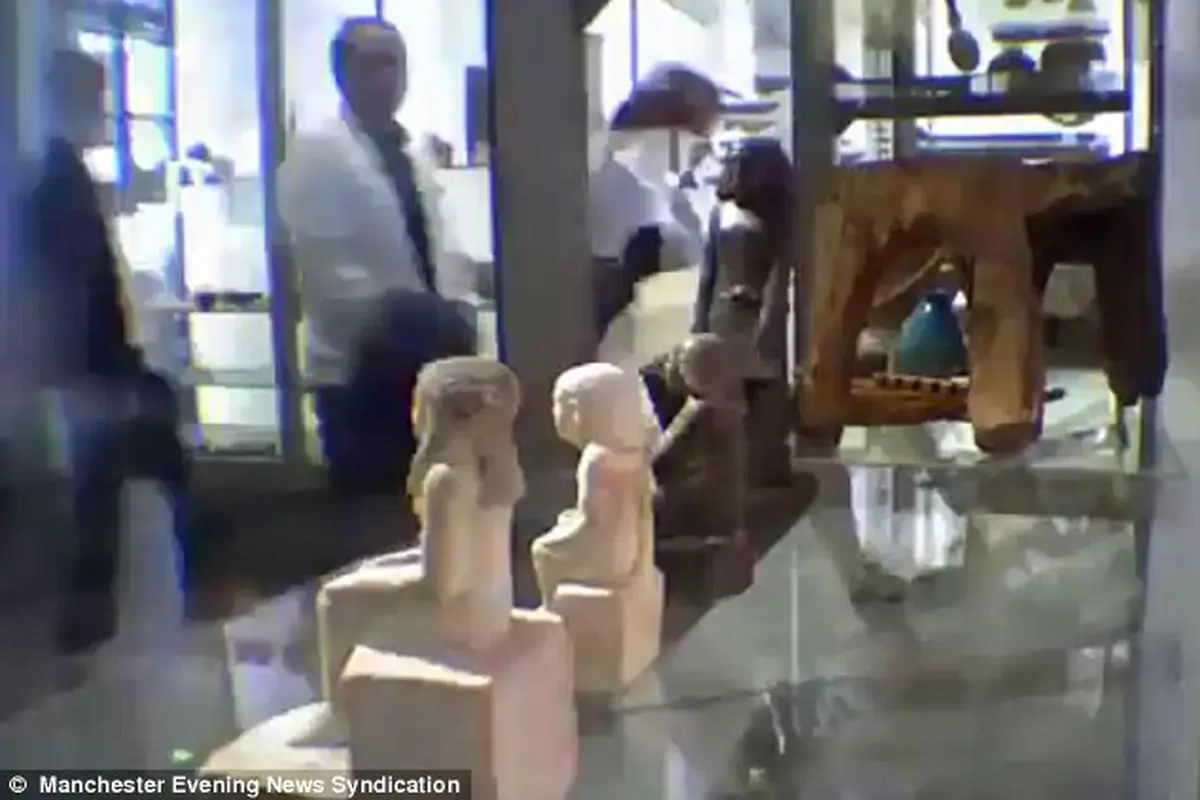 Patung Mesir kuno yang bergerak sendiri. (Daily Mail)