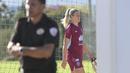 Pemain Timnas Wanita Spanyol, Alexia Putellas (kanan) saat menghadiri latihan menjelang laga UEFA Nations League melawan Swedia di Oliva, Spanyol pada Rabu (20/09/2023) waktu setempat. (AFP/Jose Jordan)