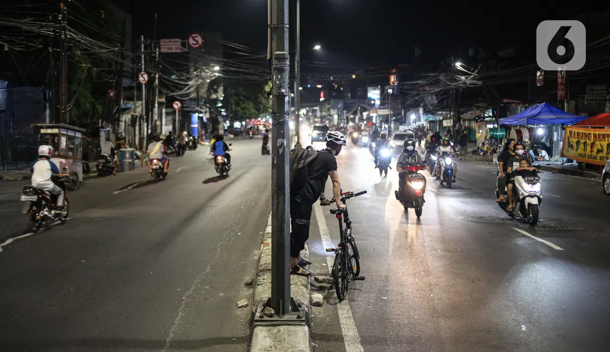Kondisi lalu lintas pada malam takbiran di Jalan KH Mas Mansyur, Jakarta, Sabtu (23/5/2020). Polisi dikerahkan menjaga Jalan KH Mas Mansyur untuk mengantisipasi adanya takbir keliling di kawasan tersebut. (Liputan6.com/Faiza Fanani)