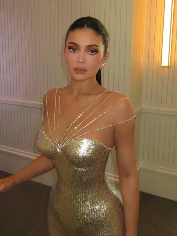 Kylie Jenner Bak Golden Barbie di Golden Globe Awards 2026 dengan Shimmering Hourglass Gown, Berkilau Pakai 100 Karat Berlian