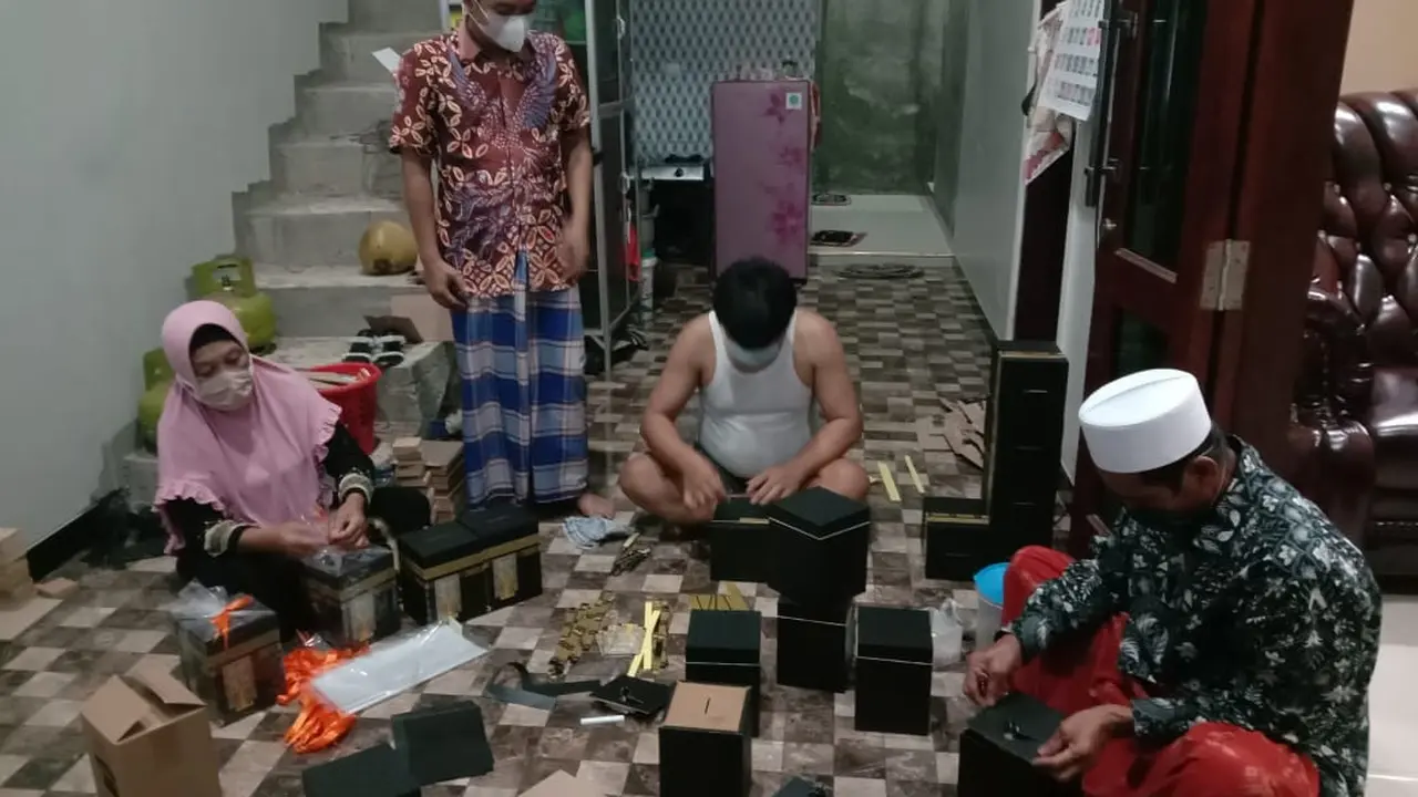 Karyawan Shofa Production sedang membuat kotak tabungan kabah, Rabu (26/5/2021). (Foto: Liputan6.com/Kusfitria Marstyasih)