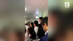 Setelah badai Trami mengecam Tokyo dengan hujan lebat dan angin kencang semalaman, warga Tokyo alami kekacauan transportasi di hari pertama kerja.