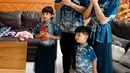 Chelsea Olivia dan Glenn Alinskie kompak dengan dua anak mereka mengenakan baju serba biru yang mirip dengan Yuanita Christiani. Chelsea mengenakan atasan biru Tionghoa dipadukan rok navy. [@chelseaoliviaa]