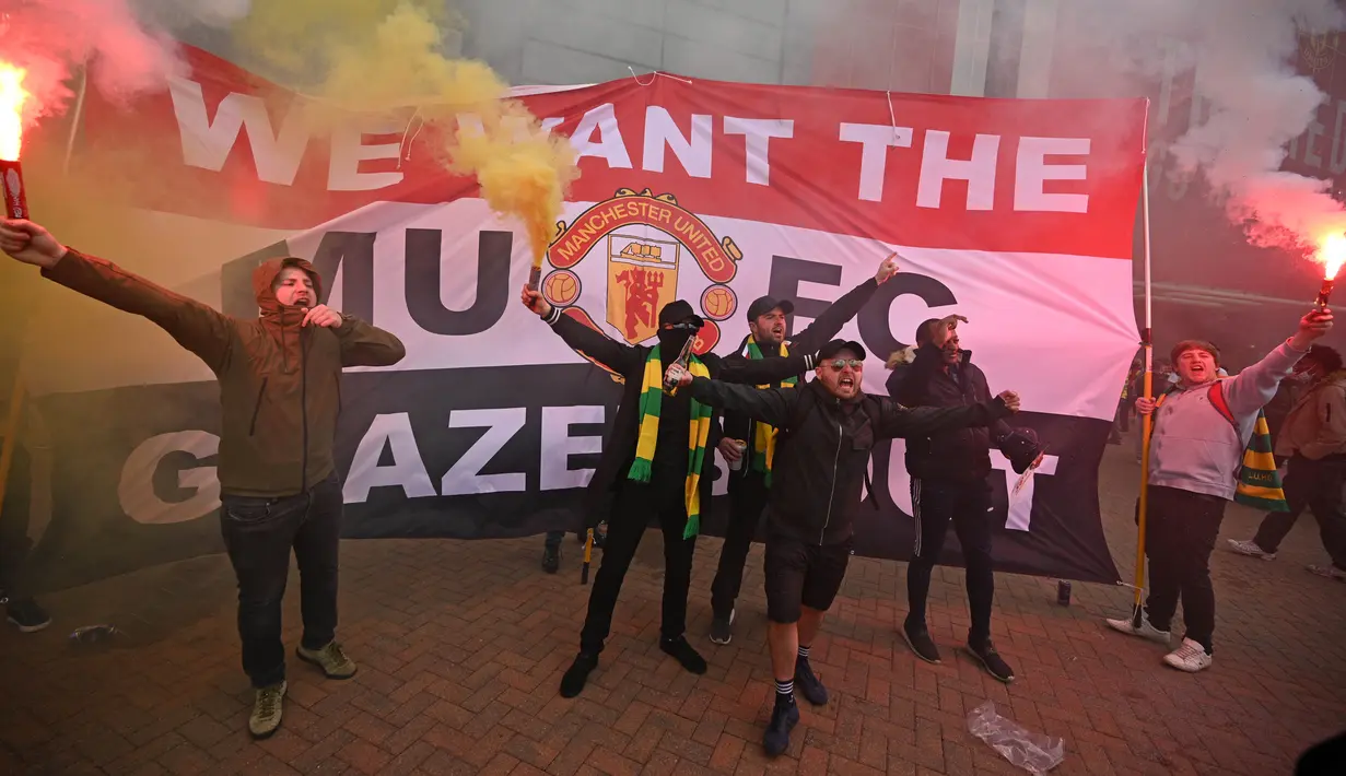 Situasi di Old Trafford memanas jelang duel tim Setan Merah kontra Liverpool. Para pendukung meneriakkan dan menyalakan suar disaat  menunggu bus pemain datang. (Foto: AFP/Oli Scarff)