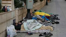 Selain di ruang terbuka, banyak warga yang juga terpaksa menghabiskan malam di dalam mobil yang diparkir di sepanjang jalanan kota. Tampak dalam foto, para pengungsi yang melarikan diri dari serangan udara Israel di Dahiyeh, tidur di tepi Laut Mediterania di Beirut, Lebanon, Sabtu, 7 Maret 2026. (AP Photo/Bilal Hussein)