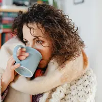 Suhu air yang ideal untuk pagi hari adalah sekitar 40-60 derajat Celcius agar tidak melukai kerongkongan namun tetap efektif membakar kalori. [Dok/Pexels.com/kaboompics].