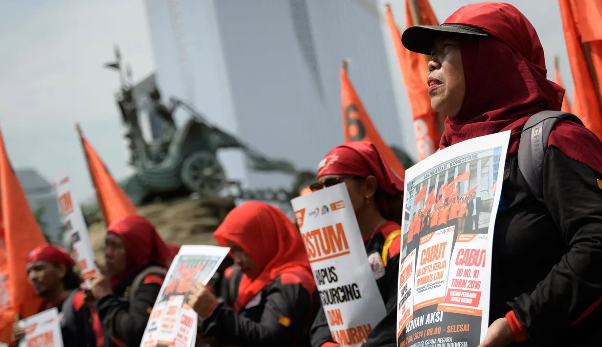 Sementara itu, 1.477 personel kepolisian diterjunkan untuk mengamankan jalannya aksi unjuk rasa. (BAY ISMOYO/AFP)
