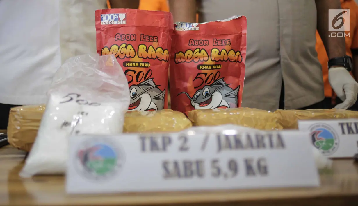 Barang bukti dalam rilis pengungkapan kasus narkotika di Dit Resnarkoba Polda Metro Jaya, Rabu (13/3). Petugas menangkap pengedar jaringan Riau, Jakarta, Bandung yang biasa mengemas sabu-sabu ke dalam bungkus abon lele. (Liputan6.com/Faizal Fanani)