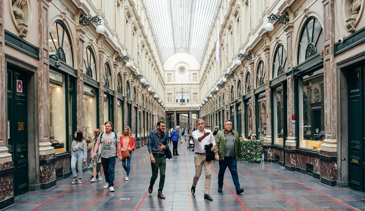 Wisatawan mengunjungi area perbelanjaan Saint-Hubert Royal Gallerie di Brussel, Belgia, pada 28 Juni 2020. (Xinhua/Zhang Cheng)