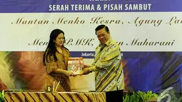 Puan Maharani mendapat cenderamata dari Agung Laksono usai menandatangani berita acara serah terima jabatan, Jakarta, Selasa (28/10/2014). (Liputan6.com/Andrian M Tunay)