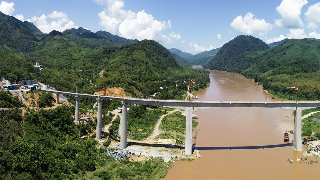 Melihat Pembangunan Jalur Kereta China - Laos