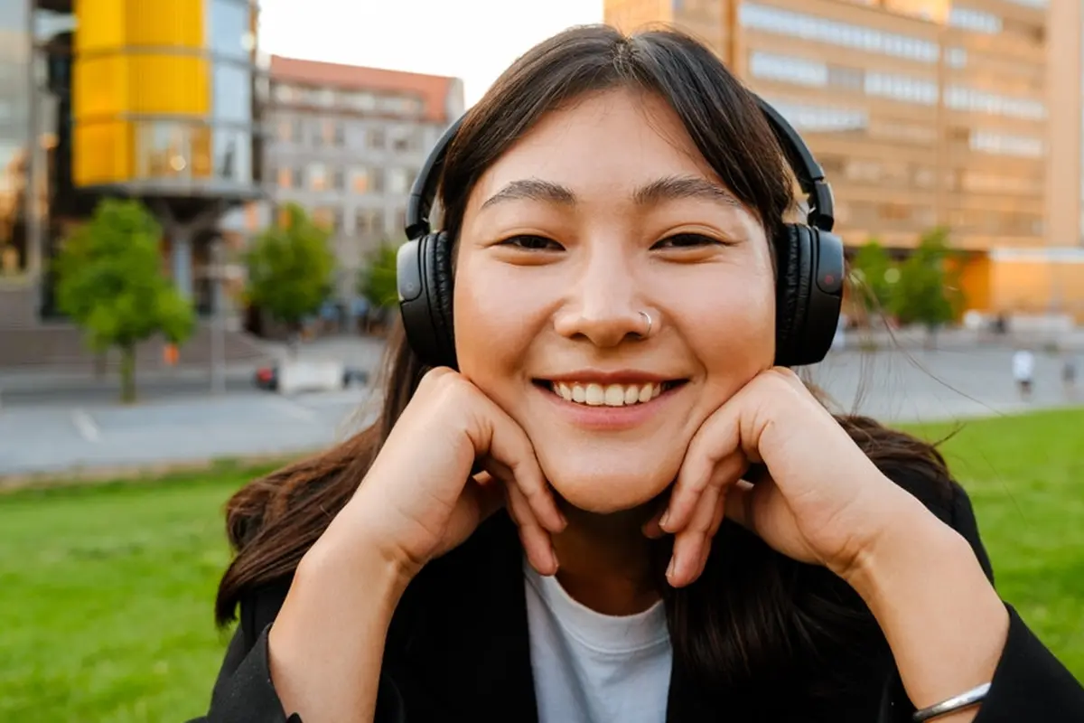 tersenyum bahagia mendengar musik
