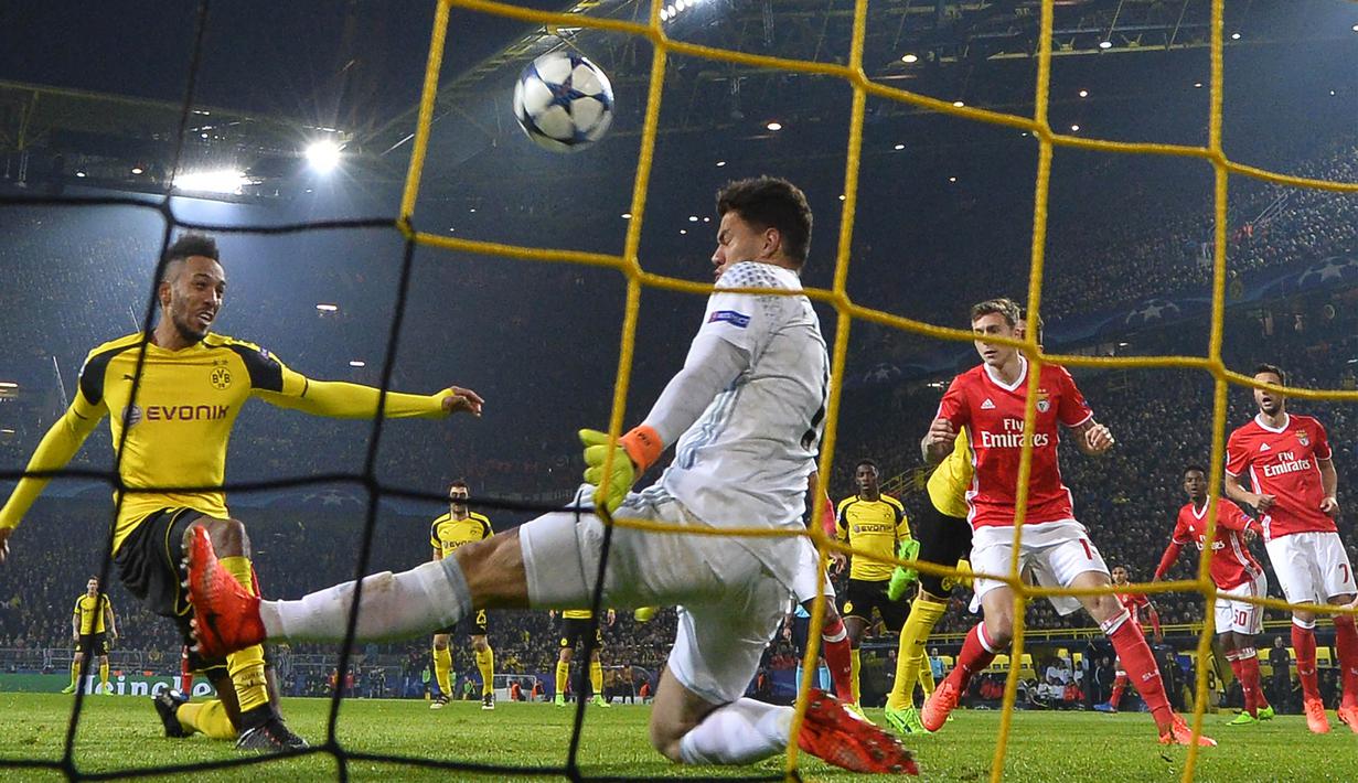 Kiper Benfica, Ederson Moraes, berusaha mengamankan tendangan dari striker Dortmund, Pierre-Emerick Aubameyang, pada laga Liga Champions di Stadion ?Signal Iduna Park, Dortmund, Rabu (8/3/2017). (AFP/John Macdougall)