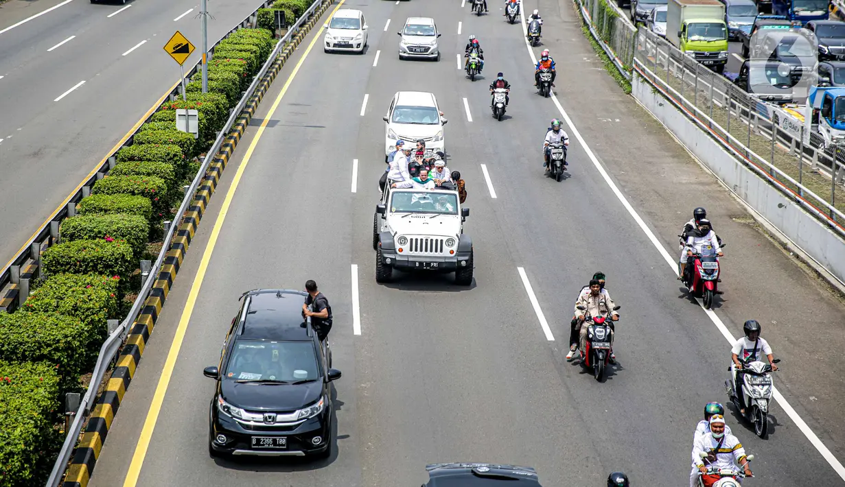 Iring-iringan kendaraan pengawalan Rizieq Shihab saat melintas di Tol Dalam Kota, Grogol, Jakarta, Selasa (10/11/2020). Rizieq Shihab yang baru tiba di Indonesia mendapat pengawalanan massa pendukungnya menuju markas FPI di Petambutran. (Liputan6.com/Faizal Fanani)