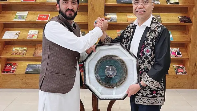 Selebgram Atta Ul Karim dan Duta Besar Indonesia untuk Pakistan Adam Mulawarman. (Foto: Dok. Instagram @attaulkarim1)