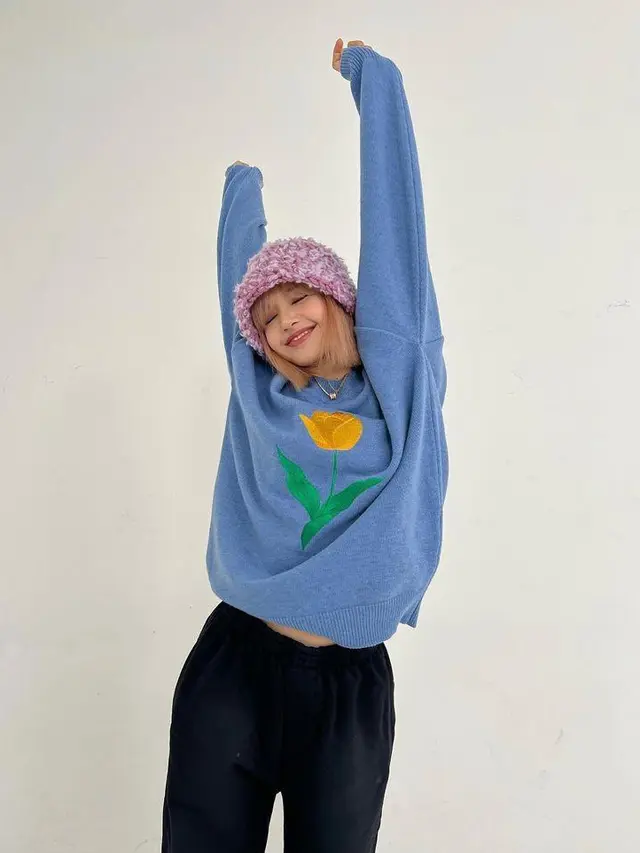 Gaya Imut Lisa BLACKPINK Pakai Sweater Brand Kakak Jungkook BTS, Langsung Ludes Terjual