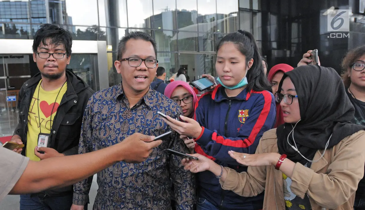 Vice President of Investor Relations and Corporate Secretary PT Garuda Indonesia (Persero) Tbk Hengki Heriandono memberi keterangan kepada awak media seusai pemeriksaan di gedung KPK, Jakarta, Rabu (31/1). (Liputan6.com/Herman Zakharia)