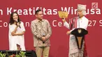 Presiden Joko Widodo berbincang dengan peserta saat membuka pameran Kriyanusa Dewan Kerajinan Nasional 2017, di JCC, Jakarta, Rabu (27/9). Kriyanusa 2017 yang diselenggarakan oleh Dewan Kerajinan Nasional (Dekranas). (Liputan6.com/Angga Yuniar)