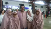Djarot Saiful Hidayat sebelum berangkat umrah di Bandara Soekarno Hatta, Cengkareng, Tangerang, Banten, Minggu (25/12/2016).