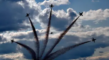 Tim Blue Angels dari Angkatan Laut AS melakukan aksi akrobatik di udara di Brunswick, Maine (26/8). (AP Photo / Robert F. Bukaty)