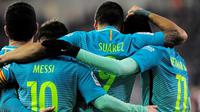 Trio MSN (Lionel Messi, Luis Suarez, dan Neymar) saat merayakan gol ke gawang Eibar pada pertandingan lanjutan La Liga, Minggu (22/1/2017). (AFP/Ander Gillenea). 