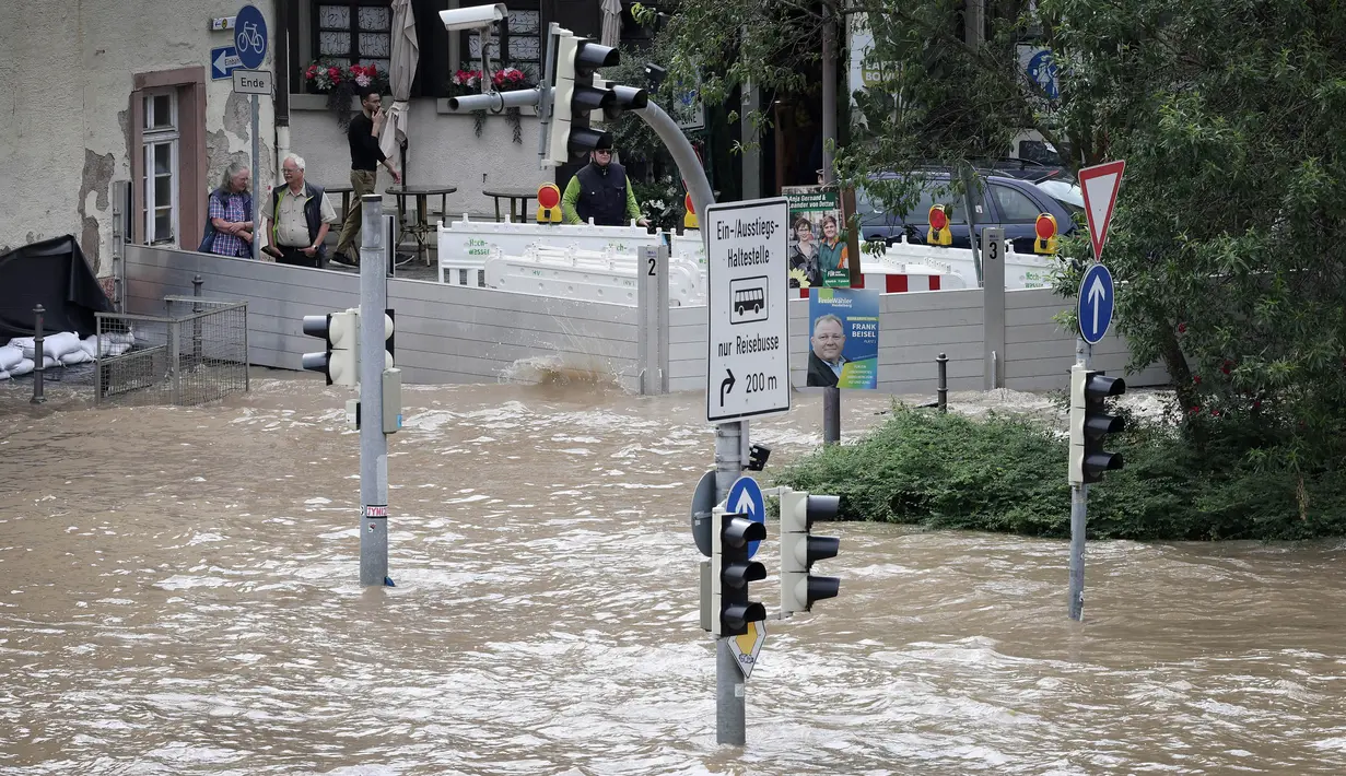 Luapan Sungai Neckar menyebabkan kawasan bersejarah di Heidelberg terendam air. (Daniel ROLAND/AFP)