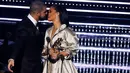 Penyanyi Rihanna saat menerima penghargaan Michael Jackson Video Vanguard Award di ajang MTV Video Music Awards 2016, New York, AS, (28/8). Rihanna menjadi artis pembuka di MTV Music Awards 2016. (REUTERS/Lucas Jackson)