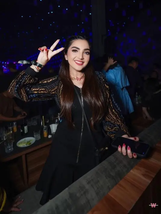 Di sini, Ashanty terlihat awet muda dengan dress hitam. Cantik dengan riasan wajah bold, gaya rambut yang manis menyempurnakan penampilan Ashanty secara keseluruhan. [Foto: Instagram/ashanty_ash]