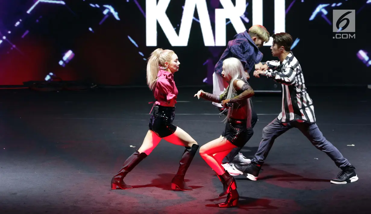 Grup K-Pop asal Korea Selatan, KARD saat tampil menutup gelaran ON/OFF Festival hari pertama di Istora Gelora Bung Karno, Jakarta, Sabtu (7/9/2019). Gelaran ON/OFF Festival akan berlangsung hingga Minggu (8/9). (Liputan6.com/Helmi Fithriansyah)