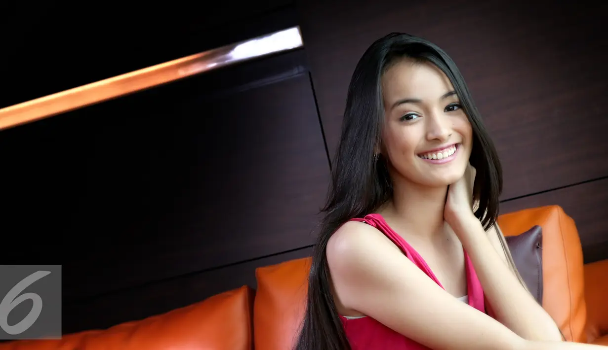 Juara 1 Miss Celebrity 2015, Mawar Eva de Jongh saat melakukan sesi pemotretan dengan Liputan6.com di Jakarta (9/11). Mawar dinobatkan sebagai juara satu di ajang Miss Celebrity 2015. (Liputan6.com/Yudha Gunawan)