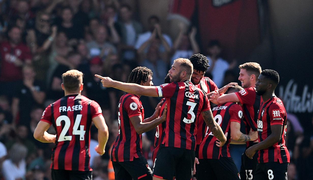 Para pemain Bournemouth merayakan gol yang dicetak oleh Harry Wilson ke gawang Manchester City pada laga Premier League 2019 di Stadion Vitality, Minggu (25/8). Manchester City menang 3-1 atas Bournemouth. (AFP/Glyn Kirk)