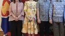 Berada di Korea Selatan, Selvi tampil anggun dengan dress batik warna kuning. Dress tersebut memiliki detail kerah colar dengan lengan 3/4nya.  [@indonesiainseoul/@gandisulis]