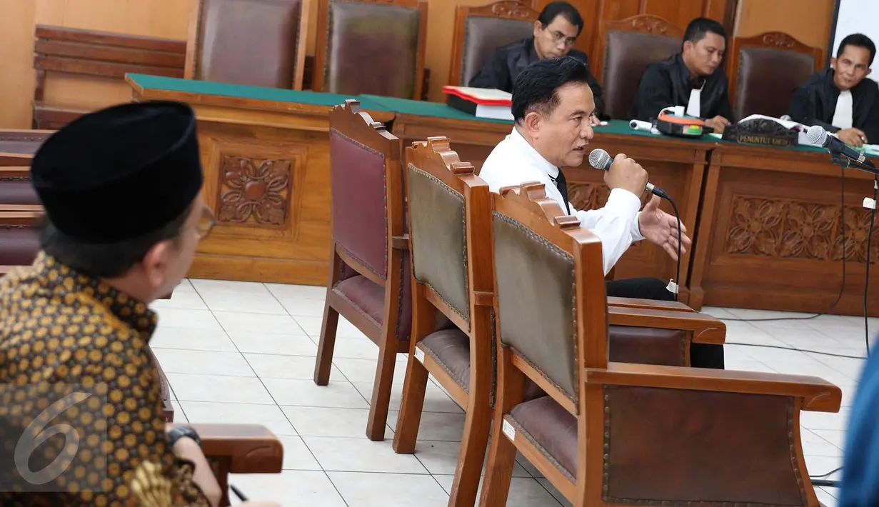 Yusril Ihza Mahendra menyampaikan keterangan dalam kasus Zamran dan Rizal di PN Jakarta Selatan, , Senin (15/5). Yusril mengatakan, hakim perlu mempertimbangkan adanya niat keduanya dalam pasal yang didakwakan. (Liputan6.com/Immanuel Antonius)