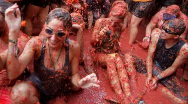 Sejumlah orang mengikuti festival tahunan 'Tomatina' (perang tomat) di Bunol, Valencia, Spanyol, Rabu (31/8). Perang tomat ini telah menjadi tradisi di Bunol sejak akhir Perang Dunia II dan telah menjadi daya tarik wisatawan. (REUTERS / Heino Kalis)