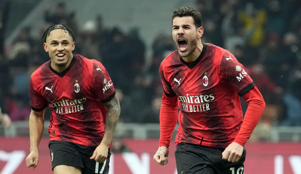 Enam menit menjelang pertandingan berakhir dalam waktu normal, AC Milan menambah keunggulan. Tendangan Theo Hernandez dari luar kotak penalti menyambut umpan Giroud tak mampu dibendung kiper Mile Svilar. (AP Photo/Luca Bruno)
