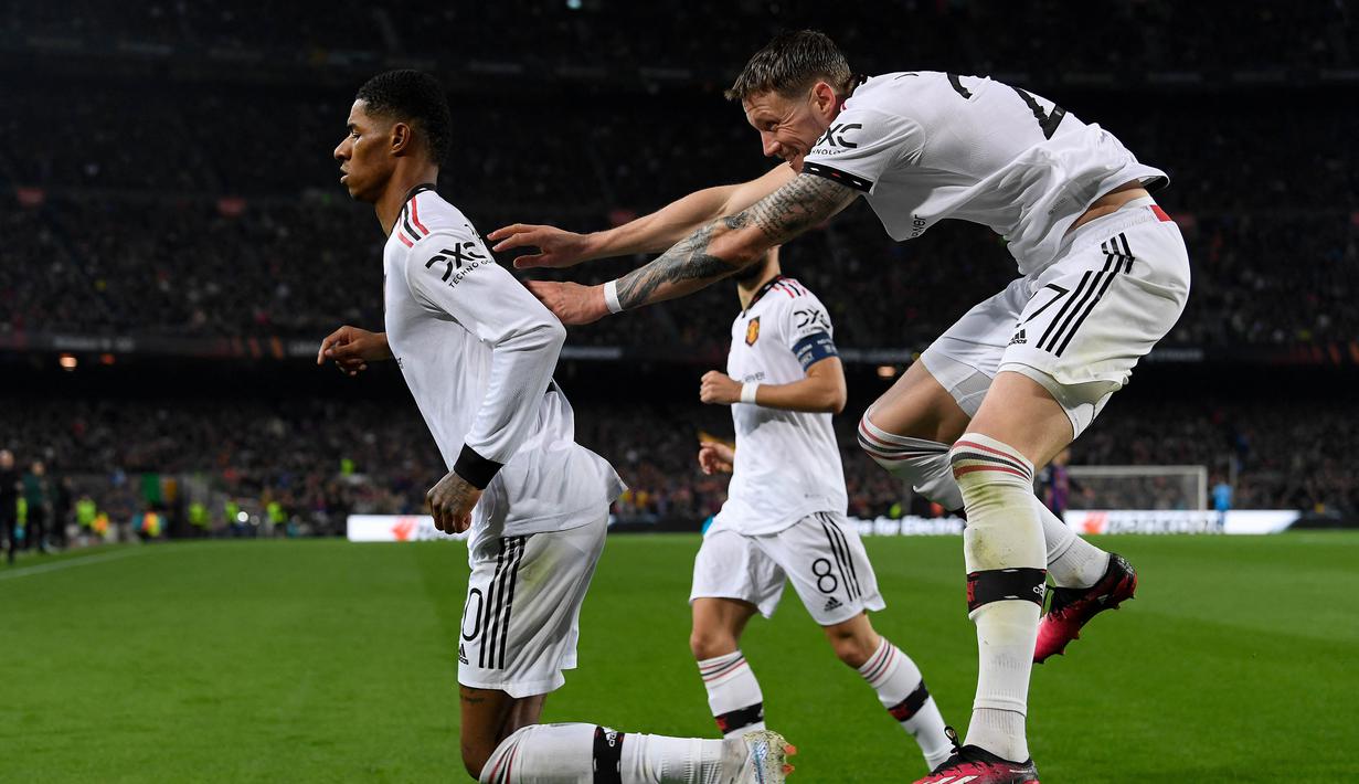 Selebrasi pemain Manchester United setelah Marcus Rashford mencetak gol ke gawang Barcelona dalam pertandingan leg pertama play-off babak gugur Liga Europa 2022/2023 yang berlangsung di Camp Nou, Jumat (17/2/2023). (AFP/Josep Lago)