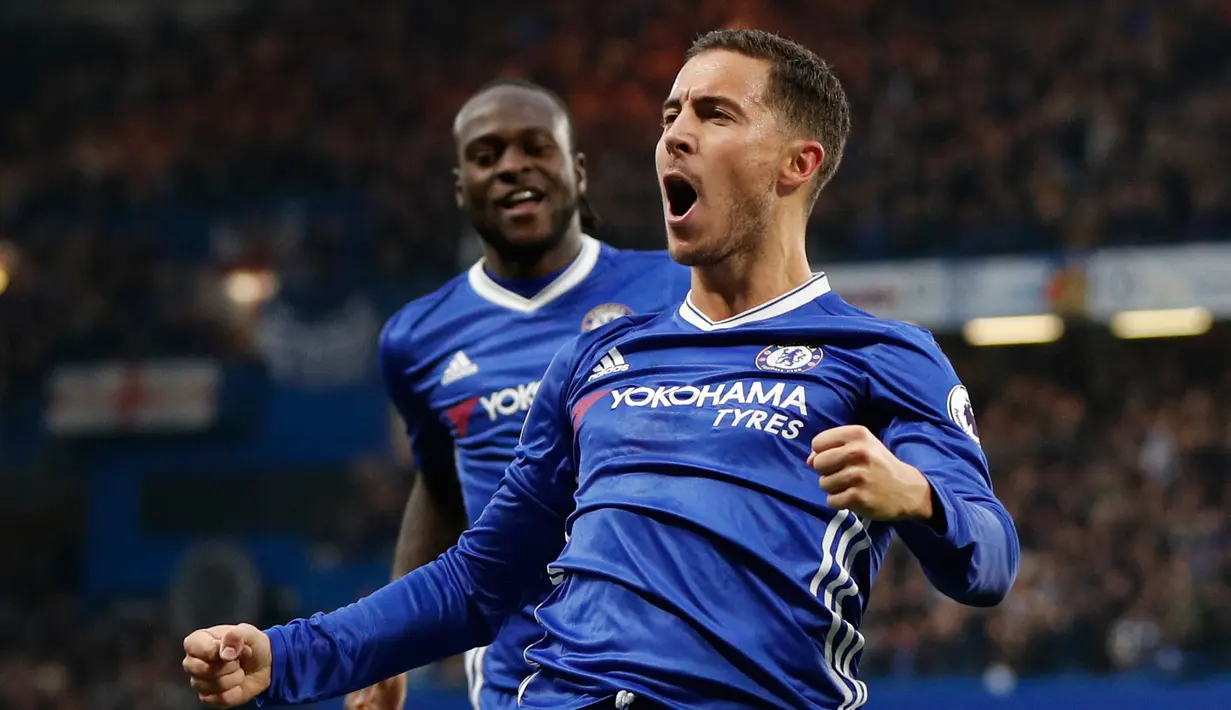 Gelandang Chelsea, Eden Hazard melakukan selebrasi usai mencetak gol kegawang MU pada Liga Inggris di Stadion Stamford Bridge, London, Inggris (23/10). Chelsea menang atas MU dengan skor akhir 4-0. (Reuters/John Sibley)